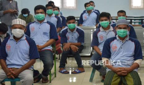 Sejumlah warga binaan mendengarkan arahan petugas menjelang pembebasan di Rumah Tanahanan (Rutan) Kelas II-B, Desa Kajhu, Aceh Besar, Aceh, Rabu (3/2/2021). Kementerian Hukum dan HAM pada tahap awal tahun 2021, membebaskan sebanyak 16 warga binaan di Aceh untuk menjalani asimilasi di rumah sebagai upaya pencegahan dan penanggulangan penyebaran COVID-19 di lingkungan Rutan. 