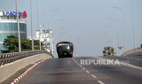  Patroli kendaraan militer di jalan di Yangon, Myanmar, 01 Februari 2022. Kelompok anti-kudeta menyerukan kepada masyarakat untuk berpartisipasi dalam Mogok Senyap untuk memprotes kudeta militer, dengan tinggal di rumah dan menutup bisnis dari pukul 10 pagi hingga 4 sore pada 01 Februari 2022.