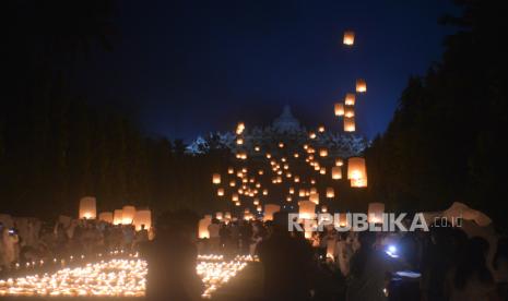 Penerbangan lampion perdamaian saat perayaan Waisak 2566 BE di Candi Borobudur, Magelang, Jawa Tengah, Senin (16/5/2022). Pada puncak perayaan Waisak 2022 diterbangkan sebanyak 2022 lampion buatan Thailand. Penebangan dilakukan dalam dua tahap untuk mengurangi kepadatan yakni pada pukul 19.30 WIB dan pukul 21.00 WIB.