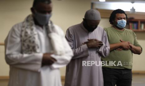 Sejumlah umat Muslim melaksanakan shalat tarawih di Pusat Komunitas Muslim Chicago, Senin (12/4). Umat Muslim di AS tergolong multietnis dan nasionalitas. Tercatat jumlah umat Muslim Chicago mencapai angka 350 ribu jiwa atau lima persen dari populasi. Terdapat pula penganut Islam yang merupakan warga kulit putih AS dan Hispanik (keturunan latin). Namun, sejak lama Chicago terkenal sebagai wilayah konsentrasi kaum Muslim Afro-Amerika. Meski berbeda bahasa, adat maupun budaya, akan tetapi dalam beberapa kesempatan, terutama pada ibadah shalat serta aktivitas Ramadhan, satu sama lain akan menanggalkan perbedaan untuk bersatu di bawah panji kitab suci Alquran dan sunnah Nabi. Umat Muslim Chicago benar-benar menikmati perbedaan yang ada dan mempererat tali ukhuwah di saat bersamaan. (AP Photo/Shafkat Anowar)