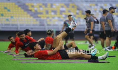 Sejumlah pesepak bola Timnas Indonesia melakukan pemanasan saat latihan di Stadion Gelora Bung Tomo, Surabaya, Jawa Timur, Sabtu (10/6/2023). Latihan yang digelar menjelang pertandingan melawan Timnas Palestina pada Rabu (14/6) tersebut diikuti 18 pesepak bola. 