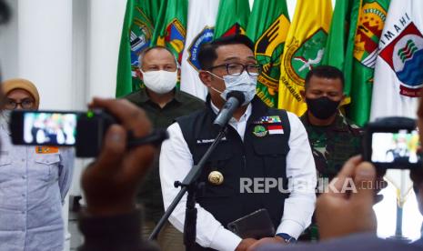 Gubernur Jawa Barat Ridwan Kamil (Emil) menyampaikan keterangan pers usai Rapat Komite Penanganan Covid-19 dan Pemulihan Ekonomi Daerah di Aula Barat Gedung Sate, Kota Bandung, Selasa (25/1/2022). Rapat tersebut salah satunya membahas tetang update perkembangan Covid-19 varian omicron. Meski perkembangan omicron di Jawa Barat tidak menghawatirkan, namun harus disikapi dengan serius. Semua infrastruktur pelayanan kesehatan di Jawa Barat sudah disiapkan berdasarkan pengalaman menghadapi varian Delta pertengahan tahun lalu.