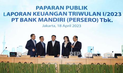 Bank Mandiri paparkan hasil kinerja Kuartal I 2023 - (Kika) Direktur Teknologi Informasi Bank Mandiri Timothy Utama, Direktur Manajemen Risiko Bank Mandiri Ahmad Siddik Badruddin, Direktur Utama Bank Mandiri Darmawan Junaidi, Wakil Direktur Utama Bank Mandiri Alexandra Askandar, Direktur Keuangan & Strategi Bank Mandiri Sigit Prastowo.