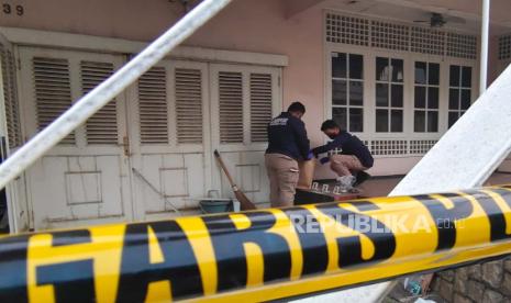 Olah TKP kasus penemuan mayat Ibu-anak tinggal tulang di Cinere, Kota Depok, Jawa Barat, Kamis (7/9/2023). Tim gabungan dikerahkan untuk mengusut kasus ini. 