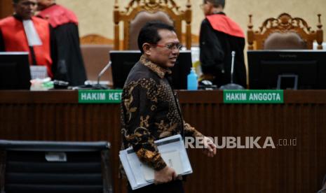 Terdakwa Sekretaris Mahkamah Agung (MA) nonaktif Hasbi Hasan menjalani sidang pembacaan tuntutan di Pengadilan Negeri Tipikor, Jakarta Pusat, Kamis (14/3/2024). Jaksa penuntut umum (JPU) Komisi Pemberantasan Korupsi (KPK) menuntut terdakwa Hasbi Hasan dipidana selam 13 tahun dan 8 bulan penjara, denda Rp 1 miliar subsider 6 bulan kurungan, serta membayar uang pengganti sebesar Rp3,88 miliar subsider 3 tahun kurungan. Dalam perkara tersebut, Hasbi Hasan dinilai terbukti secara sah dan meyakinkan hukum telah menerima suap penanganan perkara kasasi Koperasi Simpan Pinjam (KSP) Intidana yang bergulir di MA.