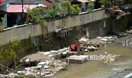 Warga memberi pakan ikan dalam keramba di Sungai Code, Yogyakarta, Kamis (19/1/2023). Badan Pusat Statistik (BPS) mencatat bahwa Daerah Istimewa Yogyakarta (DIY) menjadi provinsi termiskin di Pulau Jawa Jawa per September 2022. BPS melaporkan persentase penduduk miskin di DIY per September mencapai 11,49 persen. Meski demikian, jumlah ini menurun jika dibandingkan pada Maret 2022 yakni 11,34 persen.