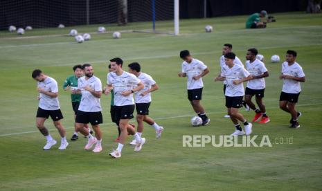 Sejumlah pesepak bola Timnas Indonesia saat melakukan sesi di Lapangan Sepak Bola A Gelora Bung Karno (GBK), Senayan, Jakarta, Kamis (15/6/2023). Sesi latihan timnas Indonesia ini sebagai langkah persiapan menjelang duel kontra Argentina. Latihan Timnas Indonesia kali ini pun dijaga secara ketat dan tidak sembarang orang dapat masuk. Kain hitam menutupi sekeliling lapangan tempat skuad Garuda menjalani sesi latihan. Hal ini dilakukan agar pemain fokus saat latihan.