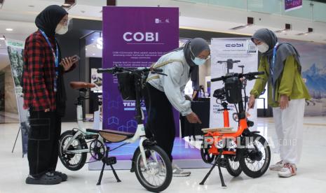 Pengunjung melihat sepeda listrik pada pameran Institut Teknologi Sepuluh Nopember (ITS) Innovation Expo (Tennovex) 2022 di Grand City Mall, Surabaya, Jawa Timur, Selasa (8/11/2022). Pameran yang menampilkan berbagai inovasi karya Sivitas Akademika ITS itu berlangsung hingga 13 November 2022. 