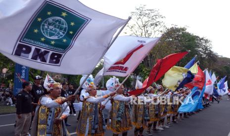 Sejumlah penari membawa bendera partai politik saat Kirab Pemilu Tahun 2024 Kota Denpasar pada car free day atau hari bebas kendaraan bermotor di Denpasar, Bali, Ahad (6/8/2023). Kegiatan yang digelar oleh KPU Kota Denpasar dan mengusung tema Pemilu Sarana Integrasi Bangsa tersebut dilakukan sebagai sosialisasi Pemilu kepada masyarakat di wilayah Denpasar yang berlangsung pada 6-13 Agustus 2023. 