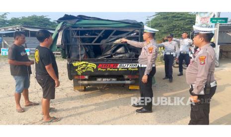 Petugas Satlantas Polres Pringsewu tahan mobil asal Bogor bawa enam unit motor diduga hasil curian di jalinbar Lampung, Selasa (8/8/2023). 