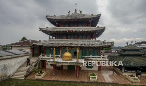 Warga berjalan menuruni tangga Masjid Jami Tan Kok Liong di Kampung Bulak Rata, Cibinong, Kabupaten Bogor, Jawa Barat, Senin (4/5/2020). Masjid yang memiliki arsitektur seperti kelenteng tempat ibadah umat Konghucu tersebut dibangun pada tahun 2005 berdasarkan nama kecil sang pendiri yaitu M Ramdhan Effendi atau Anton Medan