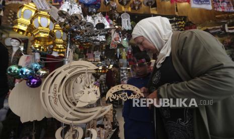 Seorang wanita Lebanon berbelanja dekorasi untuk persiapan menyambut bulan suci Ramadhan mendatang, di kota pelabuhan selatan Sidon, Lebanon, Senin, 28 Maret 2022. Ramadhan di Tengah Krisis, Warga Lebanon Sholat Tarawih Diterangi Lilin