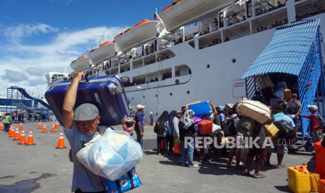 Warga mengantre menaiki Kapal Dobonsolo di Pelabuhan laut Kota Sorong, Papua Barat Daya, Sabtu (30/3/2024). PT Pelni cabang Sorong mulai melayani arus mudik warga Sorong yang akan mudik ke daerah wilayah Maluku, Sulawesi dan Pulau Jawa termasuk melayani mudik gratis yang dilakukan oleh Kementerian Perhubungan dengan kuota 300 pax tiket untuk tujuan Sorong - Ambon, Ambon - Sorong dan 100 pax tiket Sorong - Manokwari, Manokwari - Sorong. 