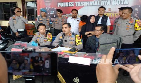 Kapolres Tasikmalaya Kota AKBP Sy Zainal Abidin menjelaskan kronologi terkait kasus pembunuhan berencana yang dilakukan mahasiswa terhadap pacarnya di Desa Puteran, Kecamatan Pagerageung, Kabupaten Tasikmalaya, Kamis (30/11/2023). 