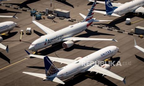  Pemandangan udara dari pesawat Boeing 737 Max 8 milik American Airlines dan United Airlines yang diparkir di Boeing Field di Seattle, Washington, AS, 21 Juli 2019 (diterbitkan ulang 18 November 2020). Federal Aviation Administration (FAA) AS pada 18 November 2020 membatalkan pesanan yang menghentikan operasi komersial pesawat penumpang Boeing 737-8 dan 737-9. FAA mengatakan perubahan desain itu menuntut 