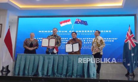 Menko Marves Ad Interim Erick Thohir dan Menteri Industri dan Sains Australia Edham Nurredin Ed Husic menandatangani nota kesepahaman di kantor Kementerian BUMN, Jakarta, Kamis (23/11/2023).