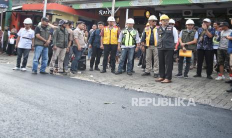 Gubernur Jawa Barat Ridwan Kamil melakukan inspeksi mendadak perbaikan jalan di Jl. Sumber, Kabupaten Cirebon, Minggu (2/4/2023). 