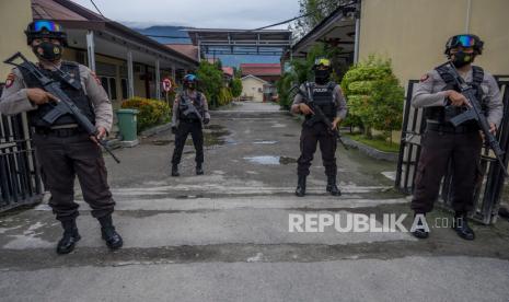 Pihak Kepolisian belum dapat memastikan identitas kedua terduga Daftar Pencarian Orang (DPO) Mujahidin Indonesia Timur (MIT) Poso yang tewas dalam kontak tembak dengan satgas Madago Raya pada Ahad 11/07. Kondisi jenazah yang sudah rusak menyulitkan proses identifikasi yang dilakukan pihak kepolisian. (Foto: RS Bhayangkara yang jadi lokasi identifikasi dua jenazah dari MIT Poso)