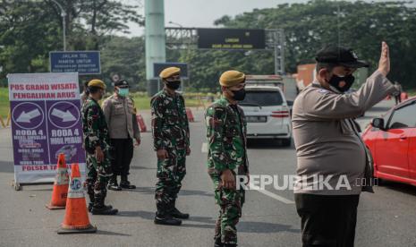 Petugas gabungan dari TNI, Polri dan Dinas Perhubungan melakukan pemeriksaan Surat Tanda Registrasi Pekerja (STRP) atau surat tugas pengemudi yang akan melintas di Tol Tambun, Kabupaten Bekasi, Jawa Barat, Kamis (15/7). Sebanyak sembilan titik penyekatan dilaksanakan di ruas Tol Jakarta-Cikampek sebagai upaya menekan laju mobilitas masyarakat pada masa PPKM Darurat guna menekan angka penyebaran Covid-19. Republika/Thoudy Badai