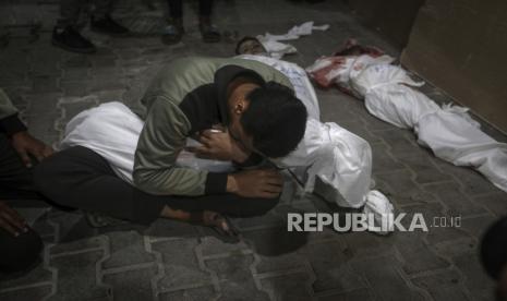 Seorang pemuda Palestina berduka atas kematian kerabatnya dalam pemboman Israel di Jalur Gaza, di kamar mayat Rumah Sakit Kuwait di kamp pengungsi Rafah, Jalur Gaza selatan, Sabtu dini hari, 20 April 