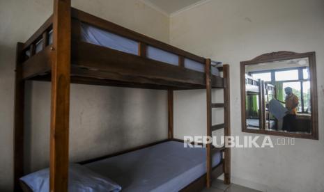 Petugas merapikan kamar yang dipersiapkan untuk tempat isolasi mandiri pasien Covid-19 di Graha Wisata TMII, Jakarta, Selasa (29/9). Pemerintah Provinsi DKI Jakarta menetapkan Graha Wisata TMII sebagai tempat isolasi pasien tanpa gejala Covid 19 yang setiap kamarnya diisi oleh dua orang pasien dan tipe barak diisi enam pasien. Republika/Putra M. Akbar