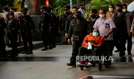 Tersangka Gubernur Papua nonaktif Lukas Enembe mengenakan rompi tahanan tiba di Gedung Merah Putih KPK. Menko Polhukam Mahfud MD sebut tokoh Papua ikut dukung penanganan kasus Lukas Enembe.