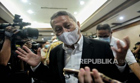 Terdakwa mantan Direktur Utama PT Pelabuhan Indonesia (Pelindo) II (Persero) Richard Joost Lino atau RJ Lino meninggalkan ruang sidang usai divonis 4 tahun penjara di Pengadilan Tipikor, Jakarta, Selasa (14/12). Sidang tersebut beragendakan pembacaan putusan terkait kasus dugaan korupsi pengadaan tiga unit quay container crane (QCC) di tiga Pelabuhan yaitu Palembang, Panjang dan Pontianak Tahun 2010. Sebelumnya, RJ Lino dituntut hukuman 6 tahun penjara denda Rp500 juta subsider 6 bulan kurungan oleh jaksa penuntut umum (JPU) karena terbukti melakukan tindak pidana korupsi. 