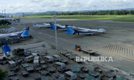 Sejumlah pesawat terbang terparkir di Bandara Sentani, Jayapura, Papua, Jumat (27/3/2020). PT Angkasa Pura I Bandara Sentani di Kabupaten Jayapura, Papua pada H+1 Lebaran melayani 32 penerbangan saja atau turun 38 persen.