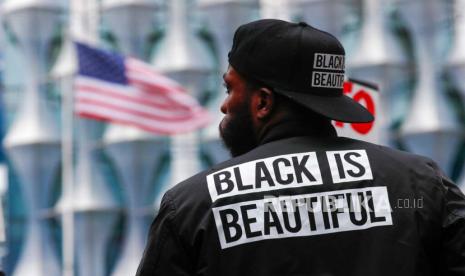 Demonstran berdiri di depan kedutaan AS selama aksi protes Black Lives Matter atas kekerasan dan pembunuhan yang dilakukan oleh petugas polisi terhadap George Floyd di Minneapolis di London, Ahad (7/6).