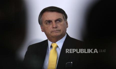 Presiden Brasil Jair Bolsonaro membatalkan rencana membeli vaksin Covid-19 dari China meskipun uji coba kandidat vaksin yang dikembangkan Sinovac tengah berlangsung di Sao Paulo.