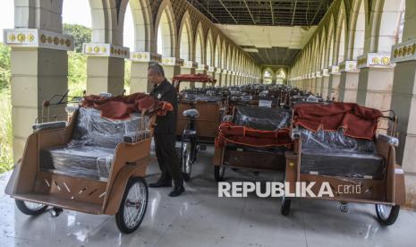 220 Becak Listrik Pindad Dibagikan untuk Tukang Becak Lansia Tasikmalaya