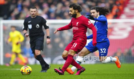 Mohamed Salah (kiri) berebut bola dengan Marc Cucurella pada pertandingan sepak bola Liga Premier Inggris antara Liverpool dan Chelsea di stadion Anfield di Liverpool, Inggris,Sabtu (21/1/2023).