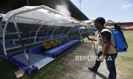 Penyemprotan desinfektan di stadion (ilustrasi)