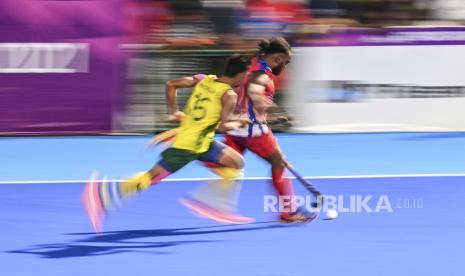 Pemain hoki putra Papua Lukas R. Mandowen (kanan) menggiring bola dengan dibayangi pemain hoki putra Kalimantan Timur Ahmad Hafid (kiri) saat Final Hoki Lapangan Putra PON Papua di Lapangan Hoki Outdoor, Doyo Baru, Kabupaten Jayapura, Papua, Selasa (12/10/2021). Tim hoki putra Papua berhasil menyabet medali emas usai mengalahkan tim hoki putra Kalimantan Timur 2-1. 