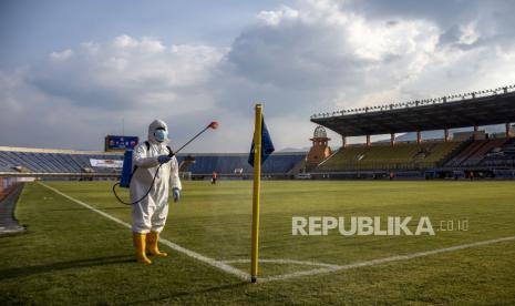 Petugas menyemprotkan disinfektan di area lapang saat pertandingan lanjutan BRI Liga 1-2021/2022 di Stadion Si Jalak Harupat, Kabupaten Bandung, Sabtu (18/9). Jalak Harupat salah satu stadion yang mungkin dijadikan uji coba pertandingan Liga 1 dengan penonton pada Desember.. Foto: Republika/Abdan Syakura