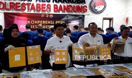 Sebanyak 41 orang pengedar narkotika di Kota Bandung berhasil ditangkap sepanjang bulan April tahun 2024. Dua orang tersangka perempuan diantaranya merupakan kakak-adik ipar penjual lumpia di Cibeunying Kaler, Kota Bandung. 