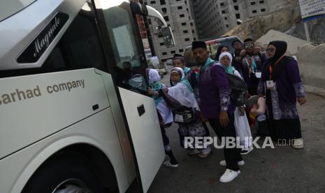 Jamaah haji Indonesia kloter 12 asal embarkasi Batam antre memasuki bus tujuan Madinah di Makkah, Arab Saudi, Rabu (26/6/2024). Jamaah Indonesia gelombang kedua mulai diberangkatkan ke Madinah guna menjalankan ibadah dan ziarah setelah usainya pelaksanaan puncak ibadah haji di Makkah. 