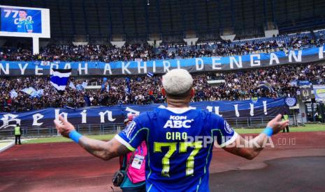 Penyerang Persib Bandung Cirol Alves berselebrasi setelah menjebol gawang PSS Sleman dalam lanjutan Liga 1 di Stadion GBLA Bandung, Ahad (4/2/2023). Hingga babak pertama usai kedudukan sementara 2-0 untuk Persib Bandung. 