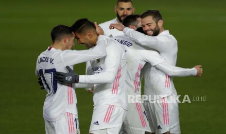 Marco Asensio dari Real Madrid, kedua kanan, merayakan bersama rekan setimnya Nacho, kanan, Casemiro, kiri kedua, dan Lucas Vazquez, kiri, setelah mencetak gol kedua timnya dalam pertandingan sepak bola La Liga Spanyol antara Real Madrid dan Celta Vigo di Alfredo Di Stefano stadion di Madrid, Spanyol, Ahad (3/1) dini hari WIB.