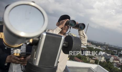 Petugas melakukan pemantauan hilal (rukyatul hilal) menggunakan teleskop dan teropong di Observatorium Albiruni Fakultas Syariah Unisba, Jalan Hariangbanga, Tamansari, Kota Bandung, Jawa Barat, Rabu (22/3/2023). Hasil pemantauan hilal 1 Ramadhan 1444 H di kawasan tersebut tidak tampak karena terhalang cuaca yang mendung.