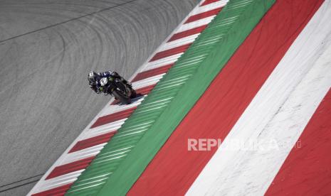 Pembalap MotoGP Spanyol Maverick Vinales dari Monster Energy Yamaha MotoGP beraksi selama sesi latihan keempat di Grand Prix Sepeda Motor Styria di Red Bull Ring di Spielberg, Austria, 22 Agustus 2020.