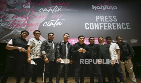 Sembilan personel grup musik Kahitna berpose usai konferensi pers 36 Tahun Anniversary Kahitna Special Concert di Jakarta, Rabu (27/7/2022). Grup musik Kahitna akan tampil dalam dua sesi pada 36 Tahun Anniversary Kahitna Special Concert tanggal 6 Agustus 2022 di JIEXPO Convention Centre & Theatre, Kemayoran, pukul 15.00 dan 20.00 WIB. 