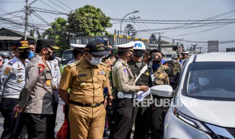 Gubernur Jawa Barat Ridwan Kamil (ketiga kanan) 