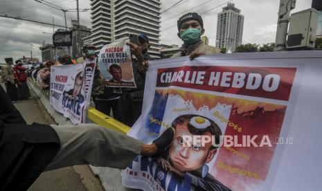 Sejumlah massa aksi yang tergabung dalam Aliansi Umat Islam membentangkan spanduk saat melakukan unjuk rasa di Jalan MH Thamrin, Jakarta, Senin (2/11). Pada aksi tersebut mereka mengecam dan memprotes pernyataan Presiden Perancis Emmanuel Macron yang dinilai menghina Islam dan Nabi Muhammad SAW. Republika/Putra M. Akbar