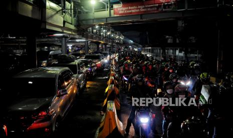 Pemudik kendaraan roda dua saat menaikan motornya kedalam kapal Wira Kencana di Pelabuhan Merak, Banten, Kamis (28/4/2022). Berdasarkan data dari PT Angkutan, Sungai, Danau, dan Penyeberangan (PT ASDP) Merak, hingga Rabu, 27 April pukul 20.00 WIB, jumlah penumpang yang menyeberang dari Pelabuhan Merak tercatat sebanyak 261.741 orang diantaranya 12.307 penumpang pejalan kaki dan 249.434 penumpang dengan kendaraan.