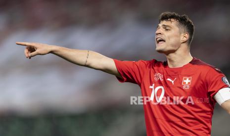 Gerakan Granit Xhaka Swiss selama pertandingan sepak bola. Kapten tim nasional (timnas) Swiss Granit Xhaka berharap timnya dapat melaju hingga fase final Euro 2020 atau Piala Eropa 2020. Timnas Swiss pada EURO tahun ini diisi beberapa bintang termasuk Xhaka.