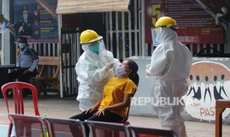 Petugas medis mengambil spesimen seorang perempuan warga binaan di Rumah Tahanan (Rutan) Kelas IIB Dumai di Dumai, Riau, Rabu (30/9/2020). Tim Gugus Tugas percepatan penanganan COVID-19 Kota Dumai melakukan tindakan tes swab terhadap 80 orang warga binaan di rutan tersebut sejak karena dtemukan dua pegawai rutan positif terinfeksi virus Corona dan 29 orang warga binaan lainnya ikut terinfeksi, satu orang diantaranya perempuan  meninggal dunia pada 29 September 2020 setelah dirawat di RSUD Dumai selama enam hari dengan gejala sesak nafas. 