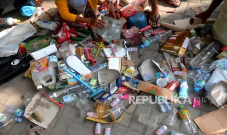 Warga memilah sampah (ilustrasi). Dinas Lingkungan Hidup Kabupaten Kaimana di Provinsi Papua Barat menggiatkan sosialisasi peraturan mengenai pengelolaan sampah dalam upaya mewujudkan Kaimana Nol Sampah.