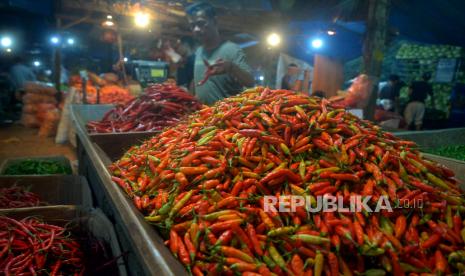 Pedagang menata cabai dagangannya (ilustrasi). Harga jual cabai jenis rawit merah di Kabupaten Kudus, Jawa Tengah, saat ini menembus hingga Rp 90.000 per kilogram, karena pasokan sempat terganggu oleh faktor cuaca. 