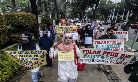 Sejumlah orang tua siswa saat melaksanakan aksi di depan Balai Kota DKI Jakarta, Selasa (23/6). Pada aksi tersebut mereka menuntut Gubernur DKI Jakarta Anies Baswedan untuk menghapus prioritas usia dalam aturan Penerimaan Peserta Didik Baru (PPDB) DKI Jakarta. Republika/Putra M. Akbar